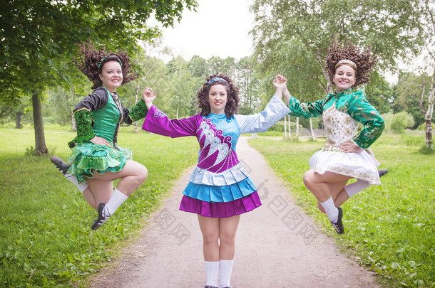 三个年轻漂亮的女孩在爱尔兰舞蹈服饰构成户外
