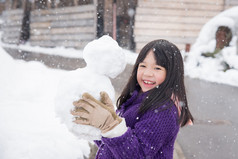 可爱的亚洲女孩在户外微笑在雪中 