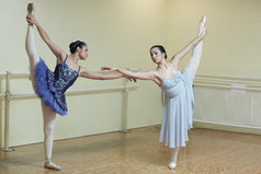 芭蕾舞演员在舞蹈室练习