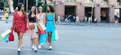 有魅力和微笑的年轻女子与购物袋，销售概念