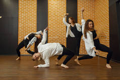 当代舞蹈团在演播室里表演. 男女舞蹈演员在课堂上的训练，现代优雅的舞蹈