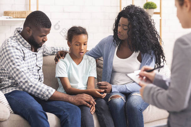 在心理咨询会上，黑人小女孩和她的父母