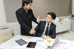 两位亚洲商人成功理念，泰国员工愉快地从工作结束后，握手致意