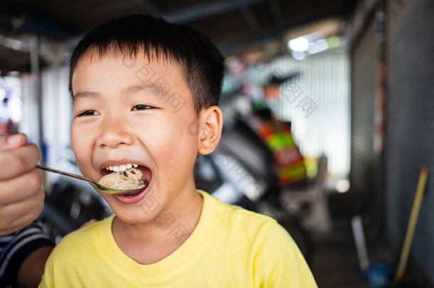 孩子们在泰国街头<strong>食品店</strong>吃面条