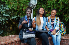 3名非洲裔女学生摆好姿势，背着背包上学