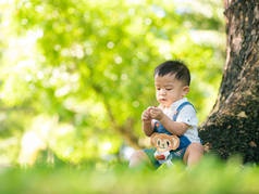 幼儿在绿地公园玩耍