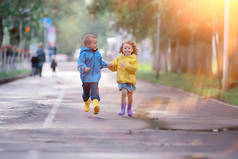 孩子们在黄秋公园里跑雨/好玩地走秋季时景天气湿润