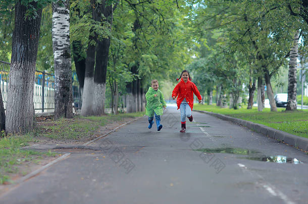 孩子们跑在雨衣/<strong>夏季</strong>公园，下雨，散步兄弟姐妹，儿童<strong>男</strong>孩和女孩