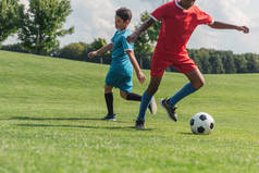 裁剪的看法，非洲美国孩子玩足球与朋友 