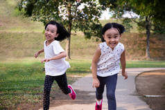 亚洲小中国姐妹快乐地奔跑