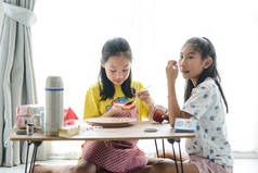 亚洲妹妹传播草莓果酱面包为她的妹妹