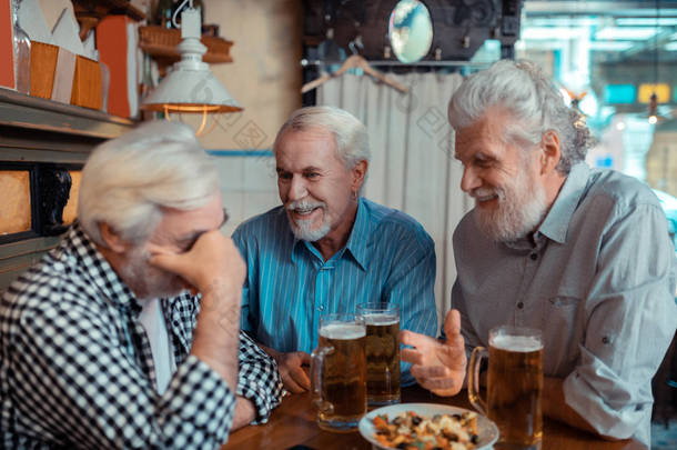 养老金领取者在酒吧里讨论足球比赛