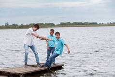 一群快乐开朗的漂亮小朋友在湖边、户外玩耍