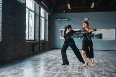优雅夫妇在舞会舞蹈训练在课堂上。男女伴侣在工作室的专业对舞