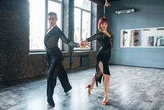 夫妇在舞会舞蹈训练在课堂上的服装。男女伴侣在工作室的专业对舞
