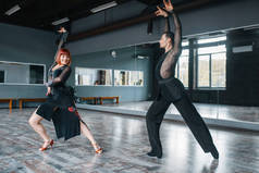 优雅的舞者在舞蹈训练中穿着服装。男女伴侣在工作室的专业对舞