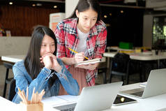 女孩青少年学习与计算机。大学高中学生