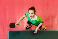 十六岁的白种少女拿着乒乓球桨，顶视图