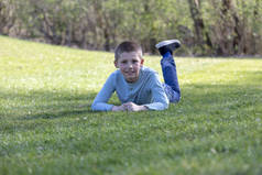 7岁的孩子躺在公园的草地上