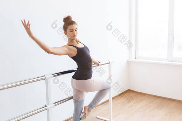 年轻而优雅的芭蕾舞<strong>演员</strong>在健身房进行锻炼.