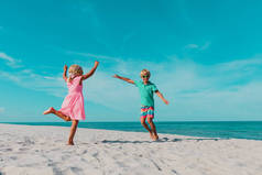 小男孩和女孩在海滩上跳舞, 孩子们喜欢在海上度假