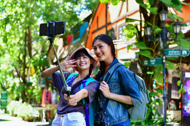 旅游和放松的概念, 游客在城市拍照。亚洲女孩快乐地旅行。美丽的女孩是放松的旅行。亚洲女孩在亚洲旅游.