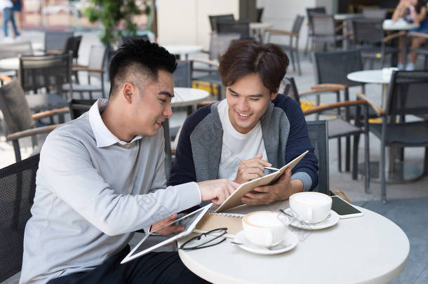 越南商业伙伴在咖啡休息时间聊天-图片