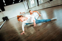 专业芭蕾老师和她的学生做复杂的舞蹈动作