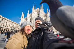 一对夫妇与鸽子在米兰大教堂广场。冬季旅游, 意大利和关系概念