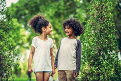 公园里快乐的小男孩和女孩。两个非洲裔美国儿童一起在花园里.