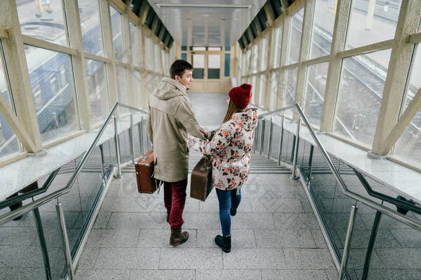 浪漫的夫妇在爱在楼梯上的行李箱
