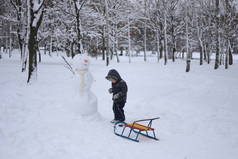 孩子在公园冬季玩雪乐趣的情感