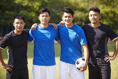 亚洲足球年轻队员团队的户外肖像