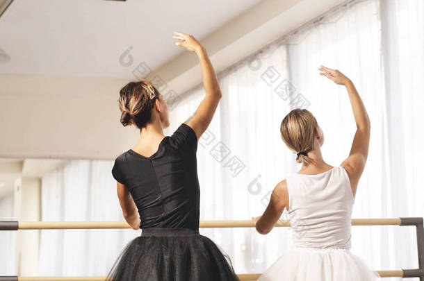 一位古典舞蹈老师教他的年轻学生一些步骤, 他们想学习跳舞。理念: 雄心、教育、教学和对舞蹈的热爱