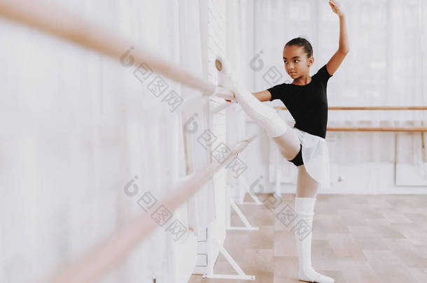 balerina tutu 年轻女孩芭蕾培训。古典芭蕾。室内训练。可爱的舞者大厅里的表演。舞蹈练习。穿白色衣服的女孩白色袜子训练