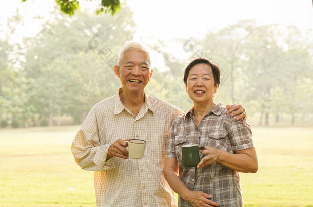 亚洲长者夫妇早上在公园喝茶咖啡