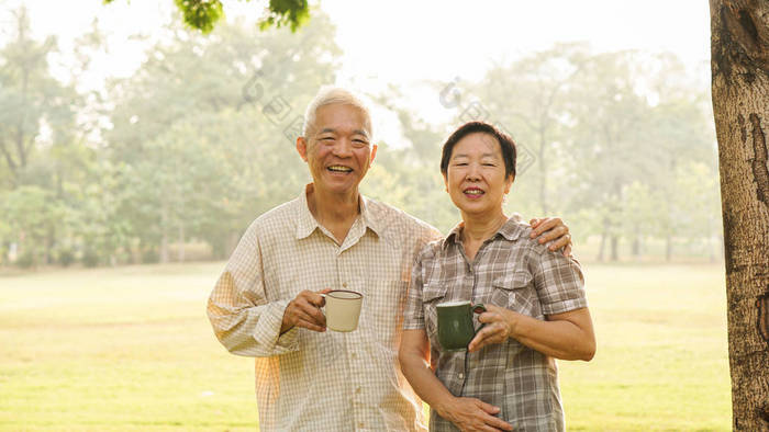 亚洲长者夫妇早上在公园喝茶咖啡