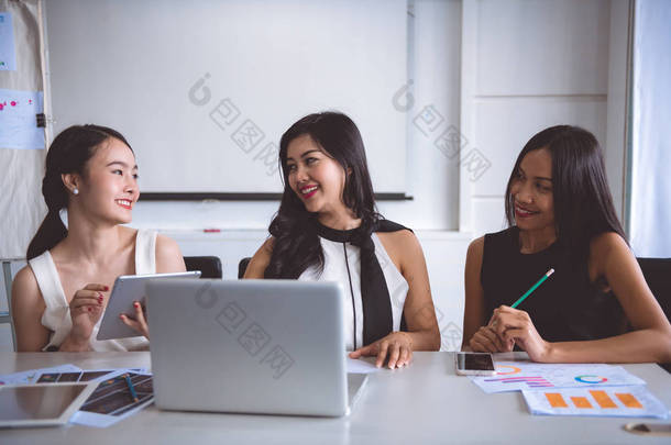 年轻的女企业家在办公室里集思广益。三美丽的亚洲妇女在办公室礼服一起<strong>谈论工作</strong>。办公室妇女在<strong>工作</strong>概念.