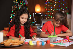 小孩子在家里画画。圣诞庆典