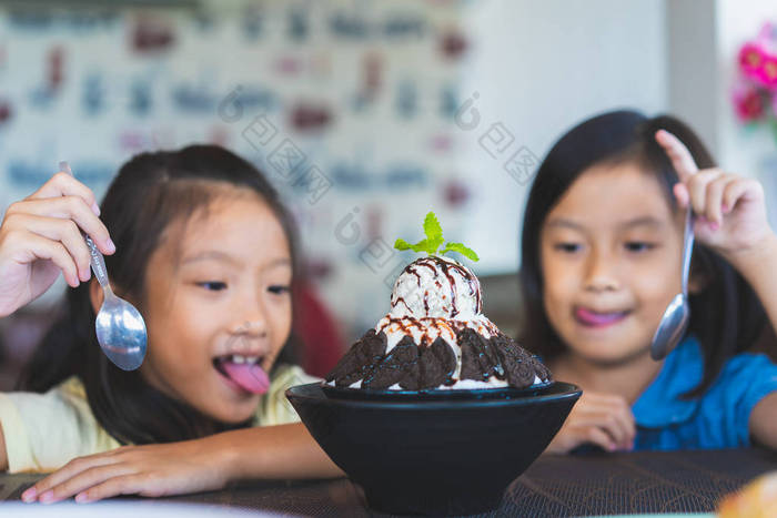 亚洲小女孩喜欢在餐厅吃冰淇淋或 bingsu