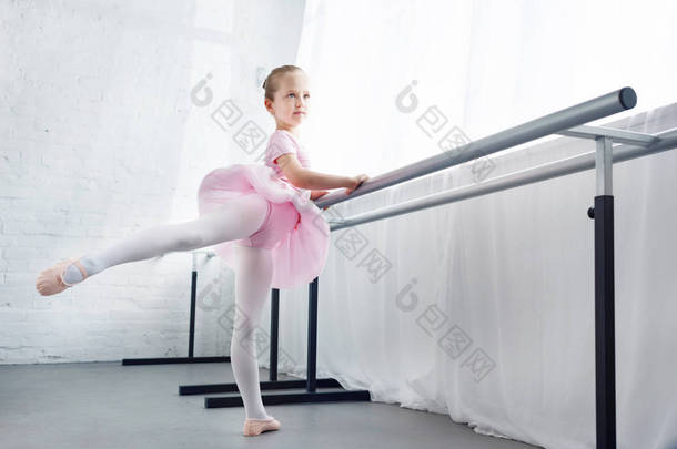 可爱的小<strong>芭蕾</strong>舞演员在粉红色的<strong>芭蕾</strong>舞短裙在<strong>芭蕾</strong>工作室练习 