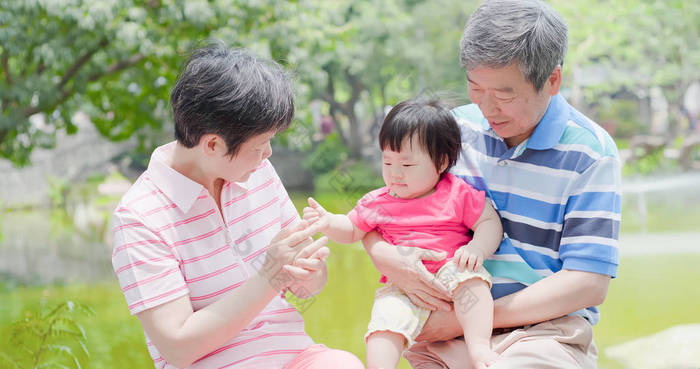 老祖父母和孙女在公园里