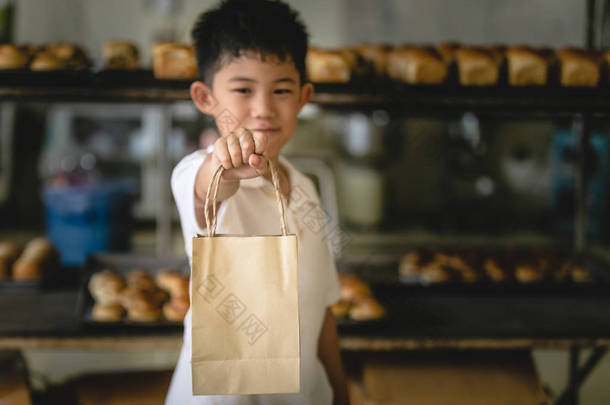 小男孩拿着<strong>袋子纸</strong>背景面包店