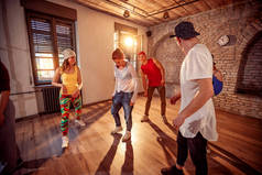 一群年轻的嘻哈舞者在画室里跳舞。体育、舞蹈与城市文化理念