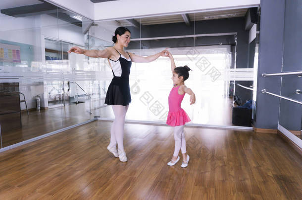 快乐<strong>的</strong>芭蕾舞老师和她<strong>的学生在教室里</strong>