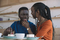 在咖啡馆餐桌上吃草莓的非洲裔美国妇女男友