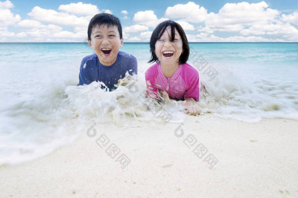两个<strong>小朋友</strong>在沙滩上玩浪