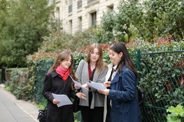 在大学附近学习英语的外国学生