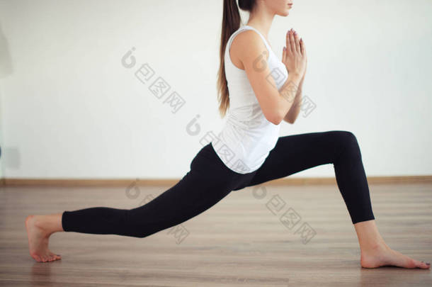 练瑜伽的女人, 站在武士一练习, Virabhadrasana