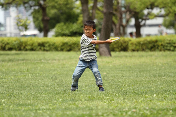 日本男孩玩飞盘 （小学<strong>一年级</strong>小学)